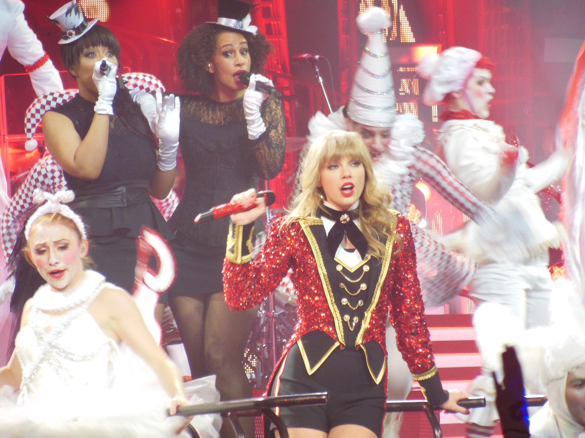 Taylor_Swift_-_Red_Tour_09